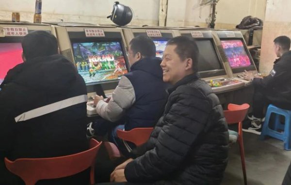 恒正网配资 沈阳最后的街机游戏厅，挤满了找童年的中年人