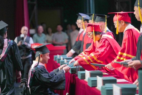 盛盈优配 一年级因残疾辍学，一度摆地摊为生，今年他从上海师大毕业了！