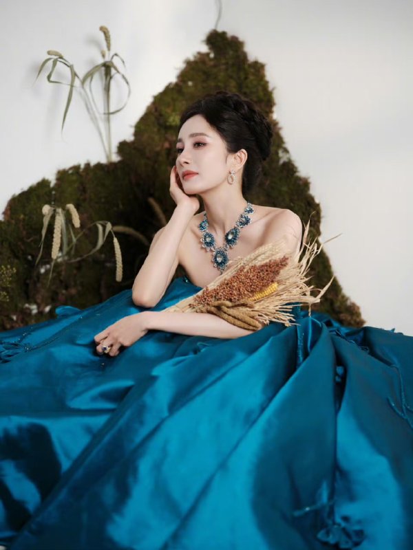 富明证券 杨幂红毯演绎蓝孔雀女王, 时尚风范成全场焦点